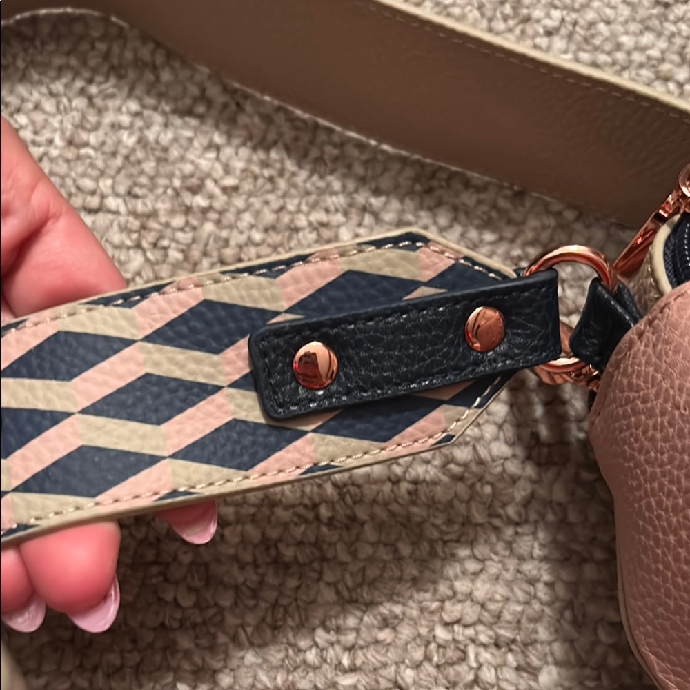Elegant Pink Crossbody Bag - Picture 3 of 7